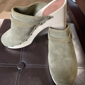 Clogs. Green suede “Gap” clogs. Ex cond size 10